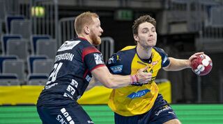 Auch dieses Duell wird es am Samstag wieder geben: Flensburgs Jim Gottfridsson (l.) gegen Niclas Kirkeløkke.