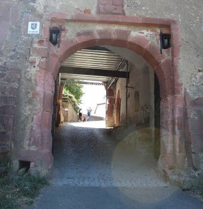 Das Torhaus weist noch die Aussparung zur Aufnahme der Zugbrücke auf.