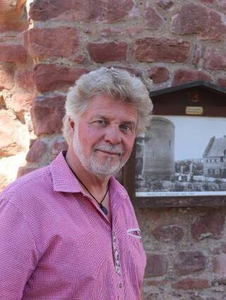 Carsten J. Reimers, Pächter der Gaststätte, vor den Ruinen der Kaserne.