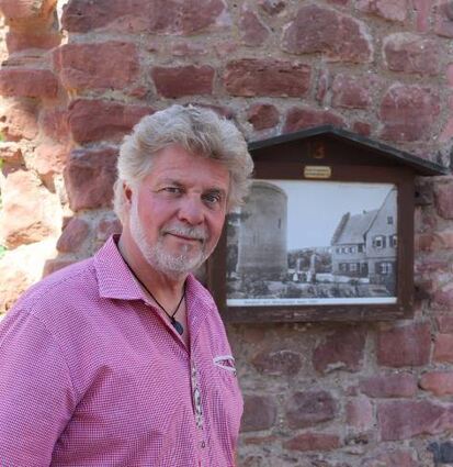Carsten J. Reimers, Pächter der Gaststätte, vor den Ruinen der Kaserne.