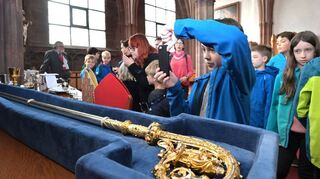 Der Blick in die Sakristei begeistert am „Türöffner-Tag“ im Dom zu Speyer nicht nur die Kinder. Hier ist ein wertvoller Bischofsstab zu sehen.
