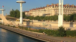 Es muss ja nicht gleich – wie hier im französischen Lyon – ein Freibad sein, das am Flussufer entsteht.