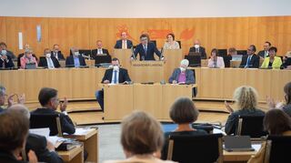 Blick in den Hessischen Landtag, hier bei der Regierungserklärung von Ministerpräsident Bors Rhein (CDU).