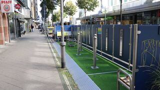 Parklets in der Kunststraße. Passanten belächeln die Möglichkeit, vor aller Augen Sport zu treiben.