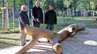 An diesem alten Stamm werden die Namen der Verstorbenen verewigt, zeigen Bernhard Mäder (v.l.), Andreas Adam und Salvatore Frenna.
