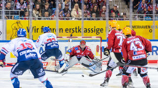 Die Adler Mannheim sind in Bremerhaven zu Gast bei den Fischtown Pinguins .