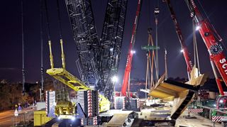 Ein riesiger Raupenkran wird den vormontierten Aussichtssteg der Buga auf das Fundament hieven.