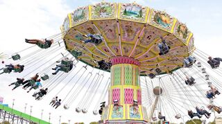 Tolles Angebot und gute Stimmung auf dem Meßplatz, hier das große Kettenkarussell „Super Wellenflug“.