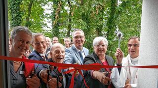 Das rote Band wird durchschnitten: Petra Waßmer (v.l.), Markus Haass, Roland Hartung, Andreas Metz, Regina Hertlein und Dekan Karl Jung.