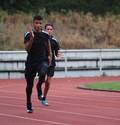 Die Trainingspartner Tyrese Stewart (vorne) und Niklas Fast machten im Vierkampf den Sieg unter sich aus. Das Bild zeigt sie beim 100-Meter-Sprint.