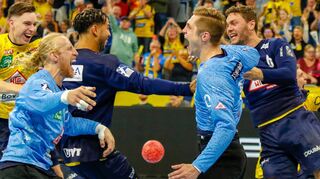 Freude pur: Niklas Michalski (v.l.), Mikael Appelgren, Philipp Ahouansou, Joel Birlehm und Niclas Kirkeløkke feiern den Sieg gegen Flensburg-Handewitt.