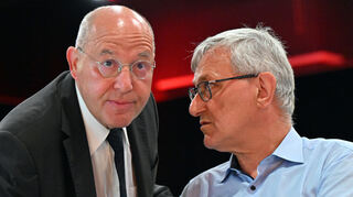 Gregor Gysi (Die Linke), hier beim Bundesparteitag im Gespräch mit Bernd Riexinger (Die Linke), früherer Parteivorsitzender.
