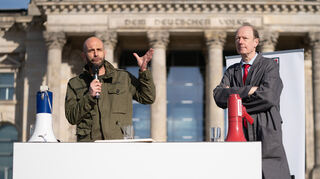Martin Sonneborn (Die Partei) bei einer symbolischen Unterschriftenaktion zu einem Politikkodex gegen Lobbyismus und Korruption vor dem Reichstagsgebäude.