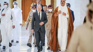 Bundeskanzler Olaf Scholz (MItte l., SPD) und der Emir von Katar, Tamim bin Hamad Al Thani, kommen nach ihrem Gespräch in Doha zu einem gemeinsamen Pressestatement.