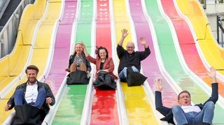 Großer Spaß auf der Superrutsche: Patrick Müller (v.l.), Heidrun Back, Christine Igel, Martin Boll und Bürgermeister Michael Grötsch.