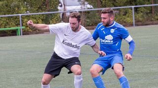Kevin Nawar (SG Hüttenfeld) im Zweikampf mit Marlon Mitsch (FV Hofheim).