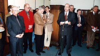 Historisches Bild von der Eröffnung des Fairkaufs, mit Monsignore Horst Schroff, Ex-Caritas-Direktor Franz Pfeifer und dem verstorbenen Udo Haug.