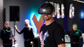 Influencer Younes Zarou durfte als Erster: Durch virtuelle Welten reisen geht jetzt dank YULLBE GO, einer Aktion des Europa-Parks im Quartier Q6/Q7.