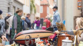 Überall in den Gassen der Innenstadt waren Flohmarktstände aufgebaut, an denen viele Heidelberger Trödel und alte Schätze anboten.
