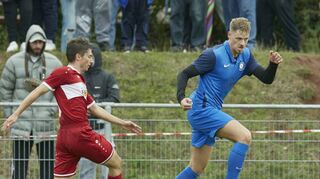 Schönaus Dustin Lelek (rechts) entwischt hier dem Blumenauer Lukas Kollmann. Lelek traf später zum entscheidenden 2:1-Siegtreffer für den TSV.