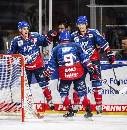 Mannheimer Torjubel mit Jordan Szwarz (v.l.), Nigel Dawes und Borna Rendulic nach dem Treffer zum 2:0.