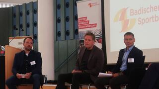 Podiumsdiskussion über Sportnetzwerke: Moderator Christoph Schumacher (v.l.), Sportwissenschaftler Hagen Wünsche, Michael  vom Badischen Sportbund, Alt-Bürgermeister Michael Kessler und SG-Vorsitzender Wolf-Günter Janko.