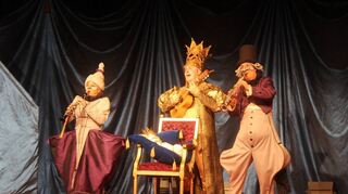 Große Freude im Schloss: Hofdame Adelheid, König Konrad und der Minister freuen sich über die Geburt von Prinzessin Lotte.