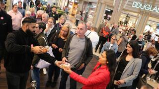 Zum Auftakt der Geburtstagsfeier des Rhein-Neckar-Zentrums gab es für die Kunden 1000 Gugelhupf-Kuchen.