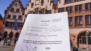 Damit die Abwahl von Oberbürgermeister Peter Feldmann in Kraft tritt, müssen 30 Prozent der Stimmberechtigten in Frankfurt zustimmen.