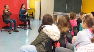 Lothar Däuwel und Leni Bohrmann sind bei den Viertklässlern in der Friedrich-Fröbel-Schule zu Gast.