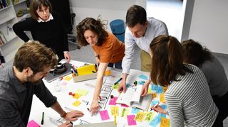 Die Mitglieder eines Teams müssen sich erst zusammenraufen, ehe sie effektiv zusammenarbeiten können.