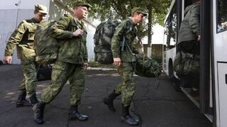 Russische Rekruten steigen in einen Bus in der Nähe eines militärischen Rekrutierungszentrums in Krasnodar.