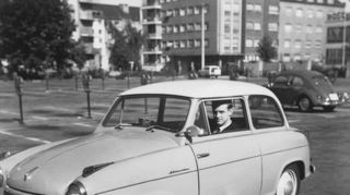 Hans Peter Schwöbel auf einer Spritztour durch die Stadt.