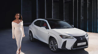 mid Groß-Gerau - Die britische Singer-Songwriterin Joy Crookes ist Gesicht und Stimme einer neuen Lexus Werbe-Kampagne für das Crossover-Modell UX.