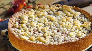 Damit Streusel knusprig werden, sollten sie immer mindestens eine Stunde im Kühlschrank kühlen, bevor sie auf dem Kuchen in den Backofen kommen.