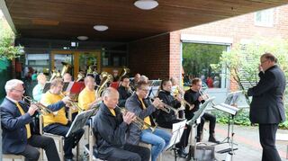 Der evangelische Posaunenchor begleitet erst den Gottesdienst musikalisch und spielt am Nachmittag auch zu Kaffee und Kuchen auf.