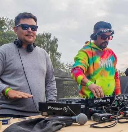 Die DJs Minimal Project (l.) und Eduardo Hurtado Perez legen auf.
