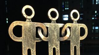 Die Demokratiepreis-Skulptur zeigt symbolisch den Zusammenhalt in der Gesellschaft.