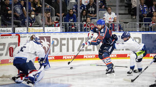 Nach dem Sieg gegen die Straubing Tigers wollen die Adler auch in Berlin gewinnen.
