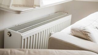 Zieh dich warm an oder zahl drauf: Die Heizkosten steigen stark. In den meisten Haushalten lässt sich aber noch Energie sparen. Ein Sofa sollte etwa mindestens 30 Zentimeter Abstand zur Heizung haben, so dass deren Wärme gut im Raum ankommt.