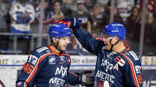 Gut gemacht: David Wolf (rechts) beglückwünscht Matt Donovan zu seinem Tor zum 2:2 gegen Straubing.