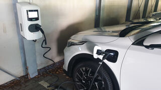 mid Groß-Gerau - Der Ladeanschluss Typ 2 ermöglicht das Stromtanken des Kia XCeed PHEV an Wallbox oder Schnelllader.