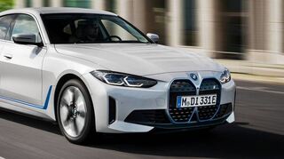 Auch das Elektromobil i4 hat die markanten, eckigen und opulenten „Nieren“, das Markenzeichen von BMW.