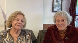 Gut gelaunt: die Schriftstellerin Ingrid Noll (rechts) mit Lilli Blatt, der Gewinnerin des Weihnachtsrätsels der „MM“-Kulturredaktion beim Preisessen.