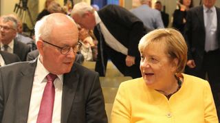 Hochkarätige Auftaktveranstaltung der neuen Stiftung in Berlin: Kuratoriums-Vorsitzender Volker Kauder mit Ex-Kanzlerin Angela Merkel.
