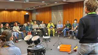 Lehrende holen sich bei einem der Workshops während des Bundeskongresses im Mannheimer Rosengarten Anregungen, wie sie Popmusik im Musikunterricht einsetzen können.