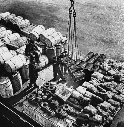 Laden und Löschen am Rhein-Hafen Mannheim 1965.