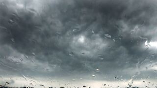 Wer bei einem schlimmen Unwetter im Auto sitzt, sollte die Nerven nicht verlieren.