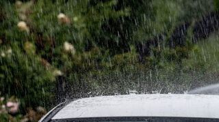 Einen heftigen Regenfall sollte man an einem sicheren Ort abwarten.