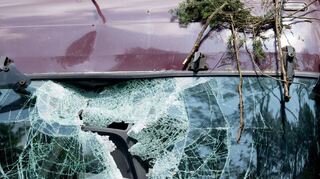 Die Reparaturkosten für Dellen und kaputte Scheiben werden in der Regel von der Versicherung übernommen.